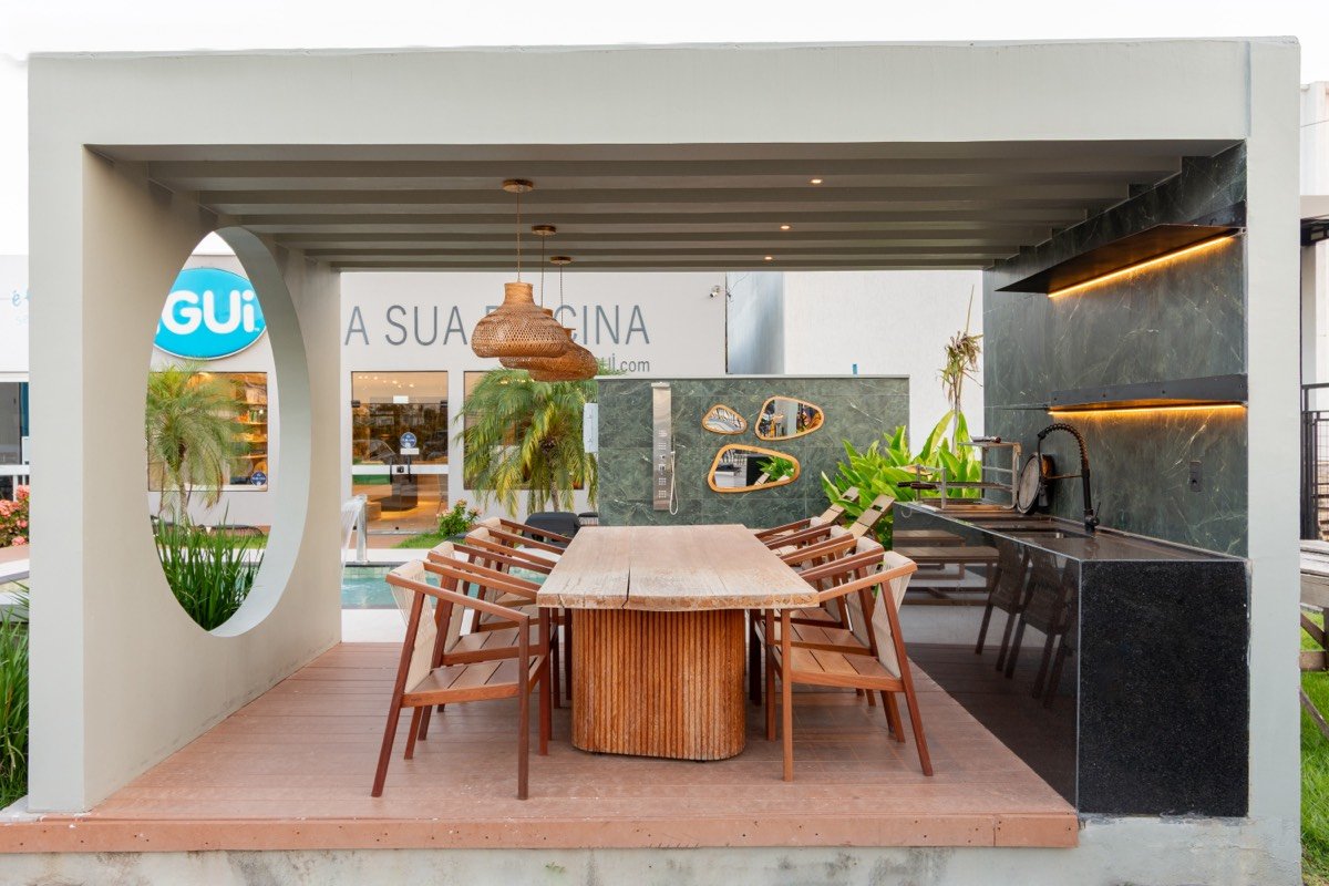Espaço gourmet sob pergolado de madeira